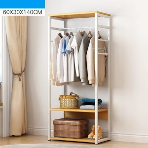 Rak baju gantung kayu minimalis dengan gantungan pakaian dan tas. Stand hanger kayu modern dengan rangka baja kuat. Rak baju serbaguna dengan tambahan rak susun untuk aksesoris. Rak gantung pakaian di kamar tidur yang minimalis.