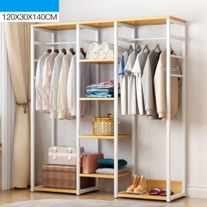 Stand hanger kayu dengan material MDF dan baja kokoh. Rak gantung multifungsi untuk baju, tas, dan aksesoris. Desain rak pakaian minimalis untuk kamar bergaya modern. Rak gantung pakaian dengan area penyimpanan kotak serbaguna.