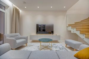 Sofa minimalis warna netral di ruang tamu modern Meja kerja dengan kursi ergonomis untuk meningkatkan produktivitas Desain ruangan dengan furniture warna hangat untuk suasana nyaman Ruang keluarga dengan sofa besar dan pencahayaan lembut Lemari kayu klasik yang memberi kesan hangat pada ruangan Meja makan minimalis dengan kursi nyaman untuk suasana santai Furniture dengan warna cerah untuk energi positif Desain kamar tidur dengan nuansa warna lembut untuk relaksasi Rak dinding modern yang menambah estetika tanpa berlebihan Penataan ruang tamu dengan furniture simpel untuk kenyamanan